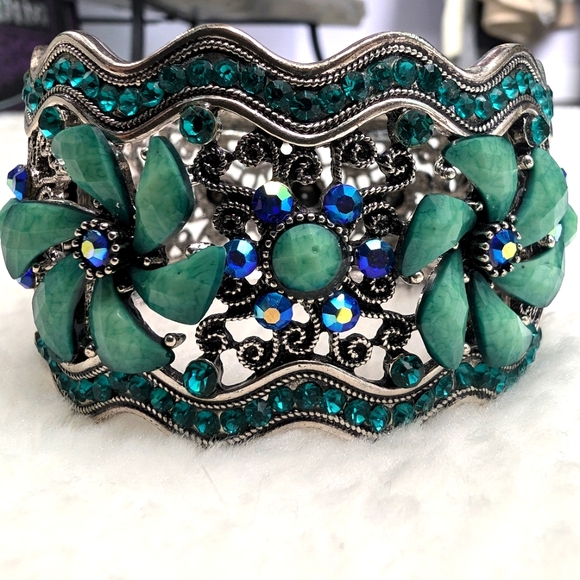 Beautiful Bangle Bracelet Cuff with floral design in rhinestones - Picture 1 of 5